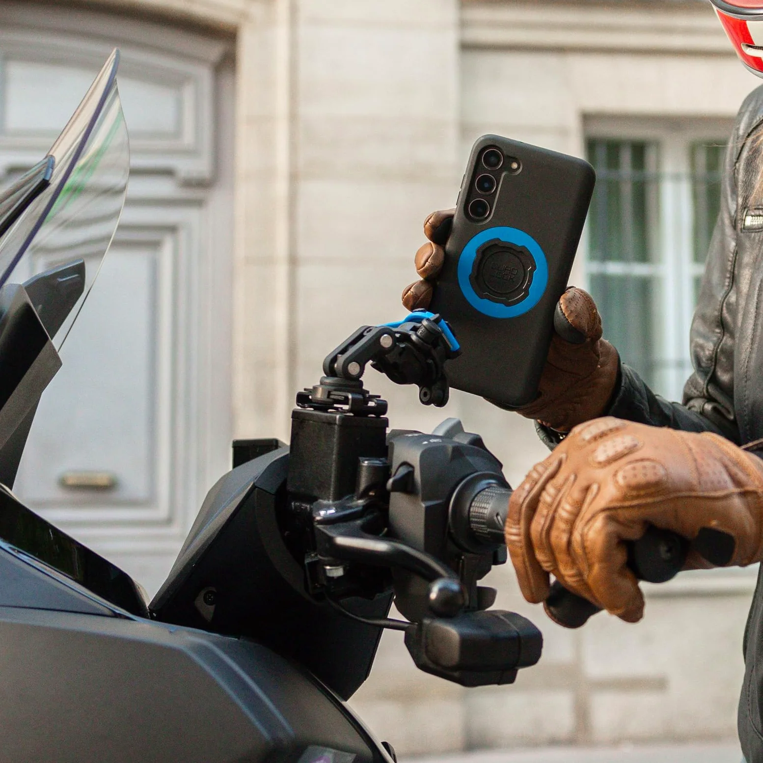Quad Lock Soporte de teléfono para motocicleta/scooter/ciclomotor con depósito de líquido de frenos para iPhone, Galaxy, Pixel y adaptadores universales