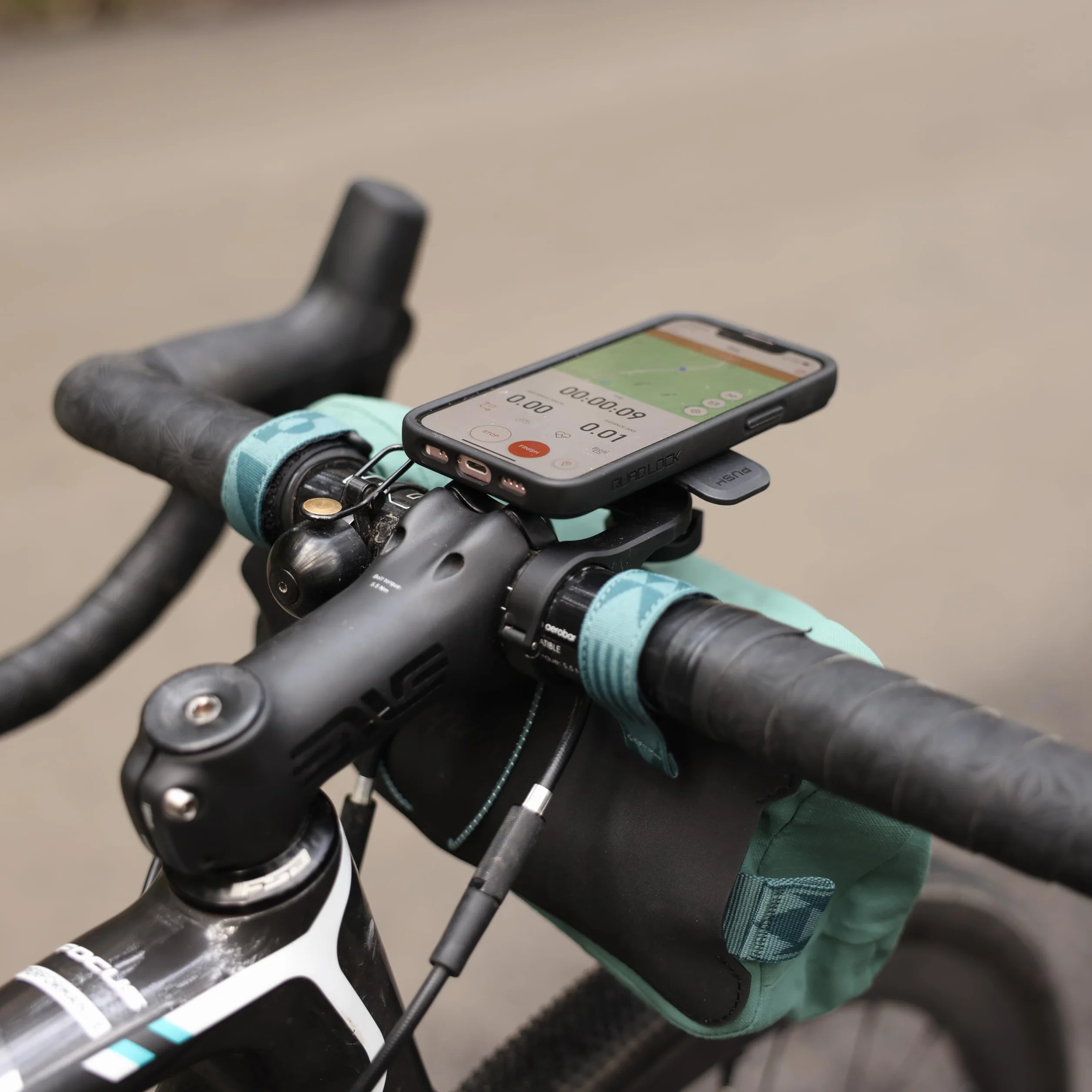 QUAD LOCK Soporte Frontal Pro (V2) de Teléfono para Manillar de Bicicleta Compatible con iPhone Galaxy Pixel y Adaptador Universal