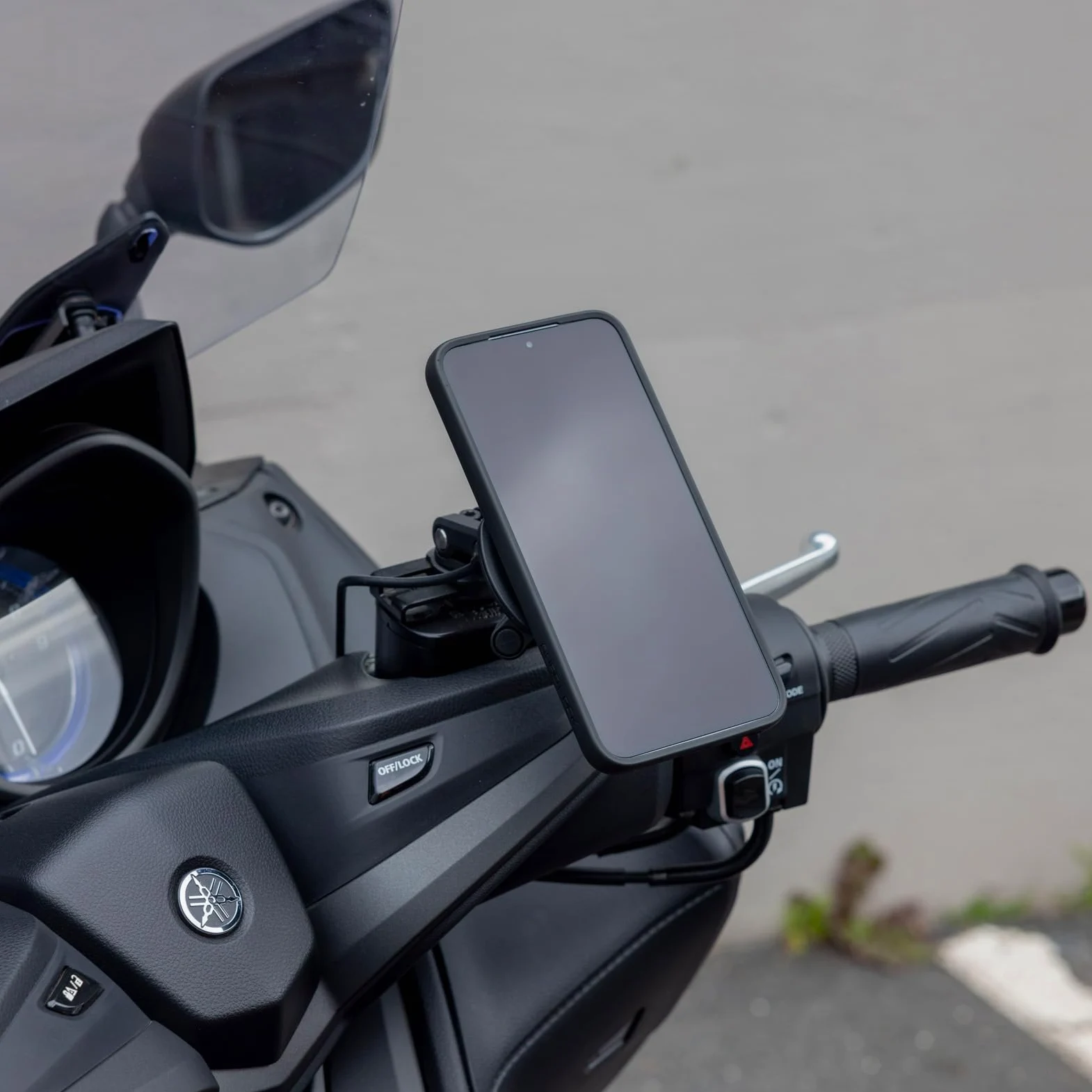Quad Lock Soporte de teléfono para motocicleta/scooter/ciclomotor con depósito de líquido de frenos para iPhone, Galaxy, Pixel y adaptadores universales