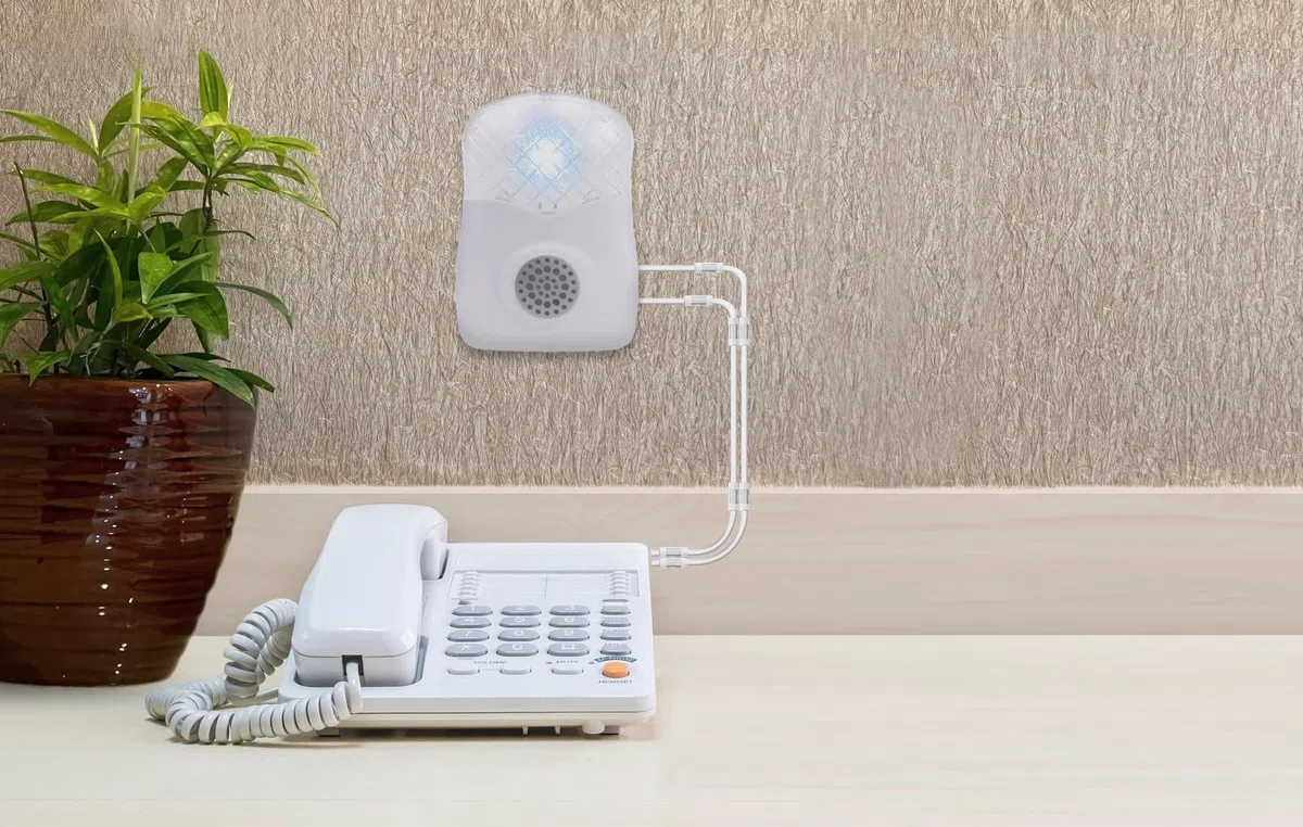 Amplificador de timbre telefónico VOCA: Aumenta hasta 120 dB con potente luz LED estroboscópica de notificación para teléfonos fijos. Se puede montar en la pared. Ideal para entornos ruidosos y con di