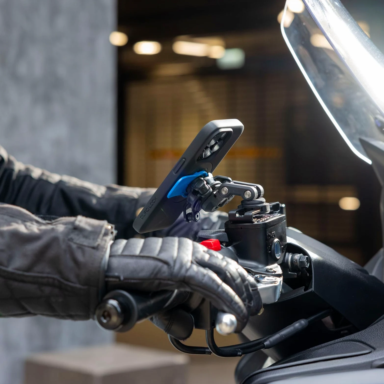 Quad Lock Soporte de teléfono para motocicleta/scooter/ciclomotor con depósito de líquido de frenos para iPhone, Galaxy, Pixel y adaptadores universales