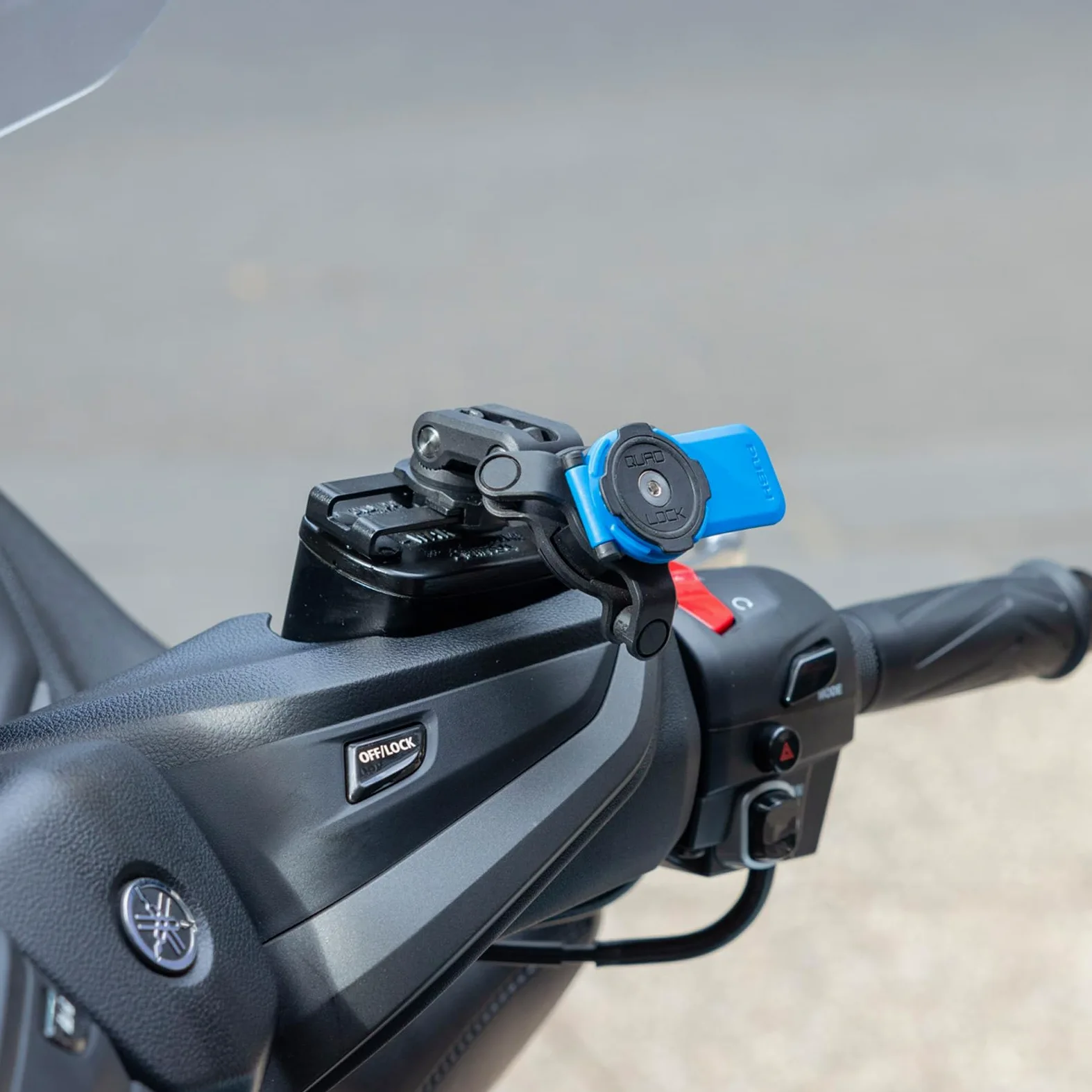 Quad Lock Soporte de teléfono para motocicleta/scooter/ciclomotor con depósito de líquido de frenos para iPhone, Galaxy, Pixel y adaptadores universales