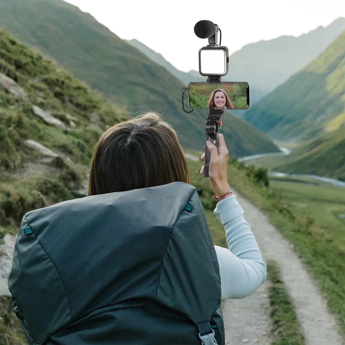 LogiLink Vlogger - Kit de 36 Luces LED con micrófono y trípode para Smartphones de 4,7 a 7", Color Negro