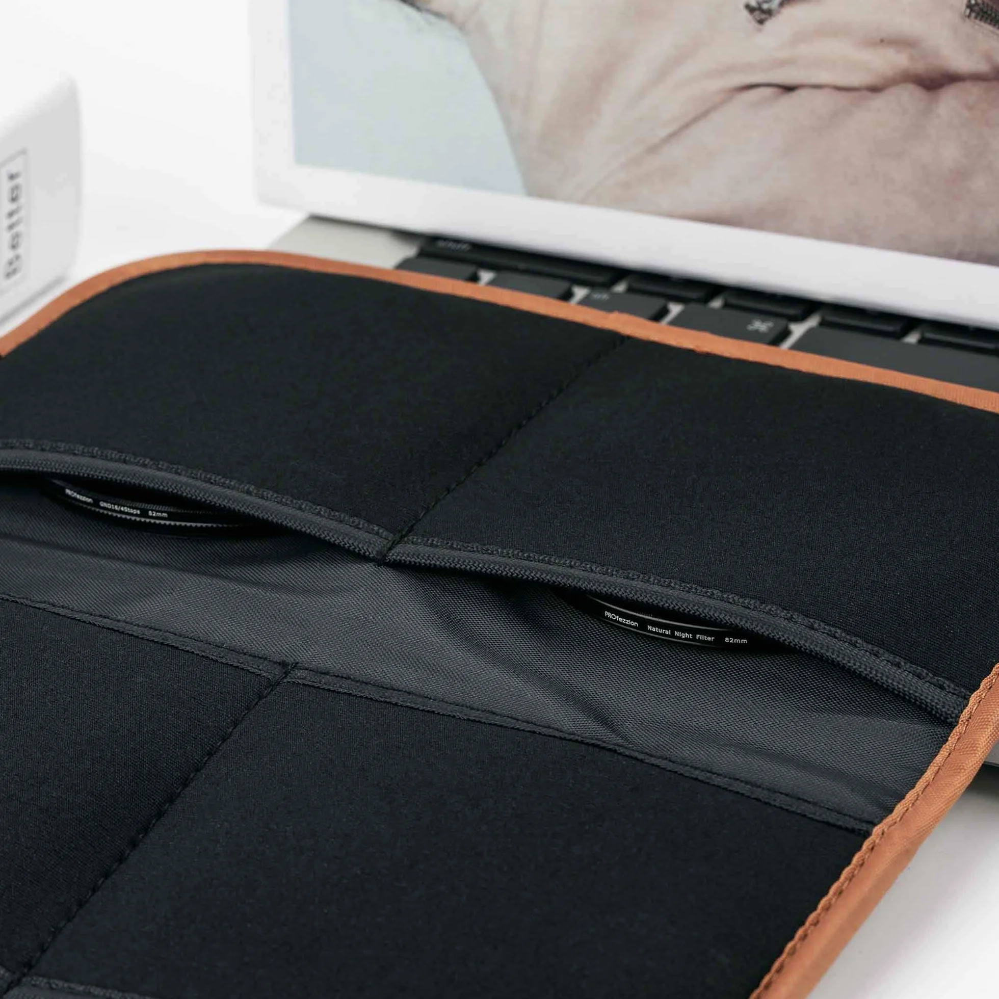 PROfezzion Estuche de Filtro con 4 Bolsillos para Lente Redondo ND CPL UV de hasta 82mm - Almacenamiento con Paño de Limpieza de Microfibra, Marrón