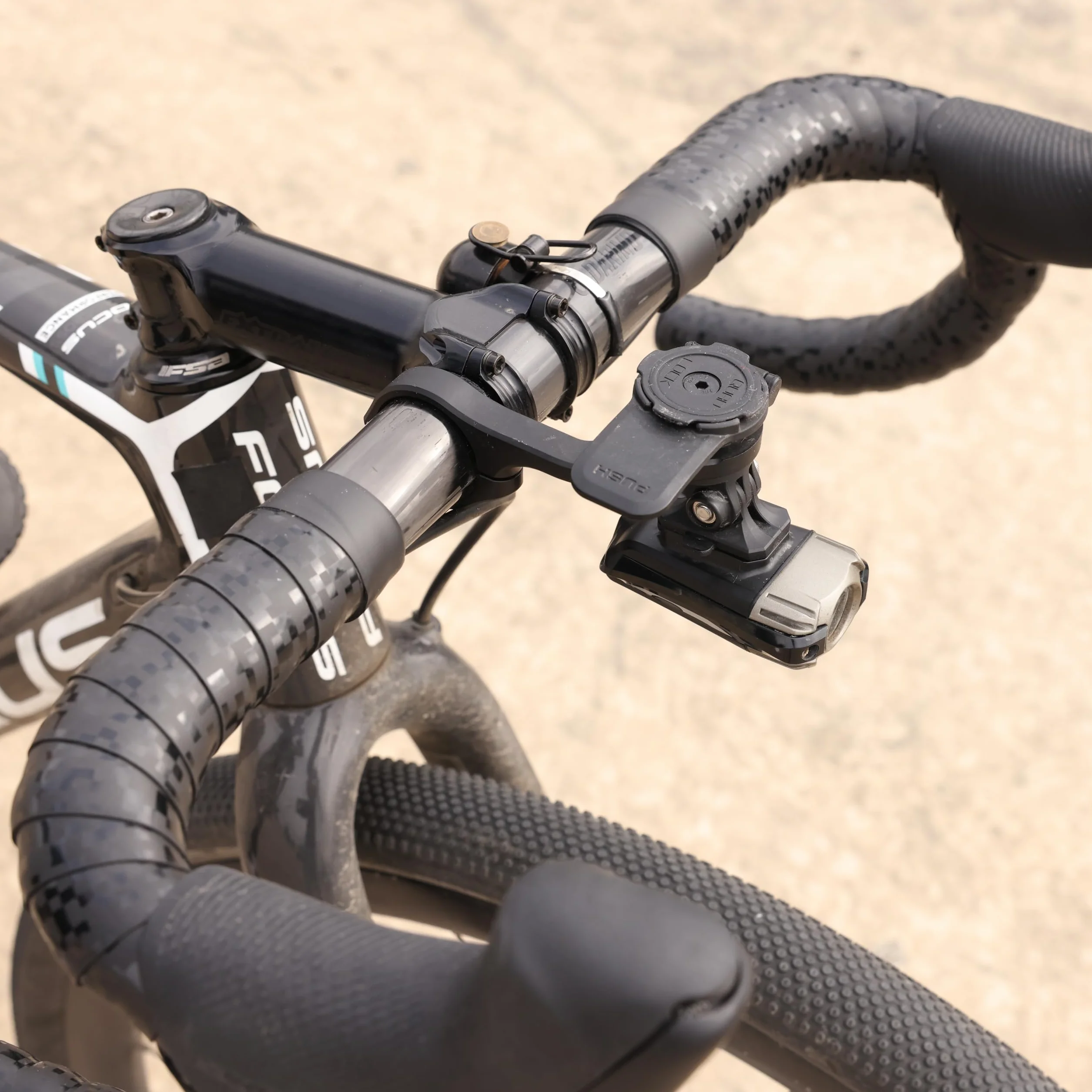QUAD LOCK Soporte Frontal Pro (V2) de Teléfono para Manillar de Bicicleta Compatible con iPhone Galaxy Pixel y Adaptador Universal