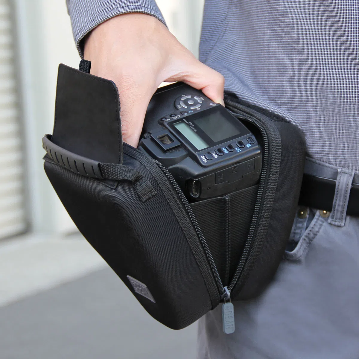 USA Gear Funda para cámara DSLR con protección de Carcasa rígida de EVA Moldeada, Apertura de Acceso rápido, Interior Acolchado y Mango Recubierto de Goma, Compatible con Nikon, Canon, y más (Negro)