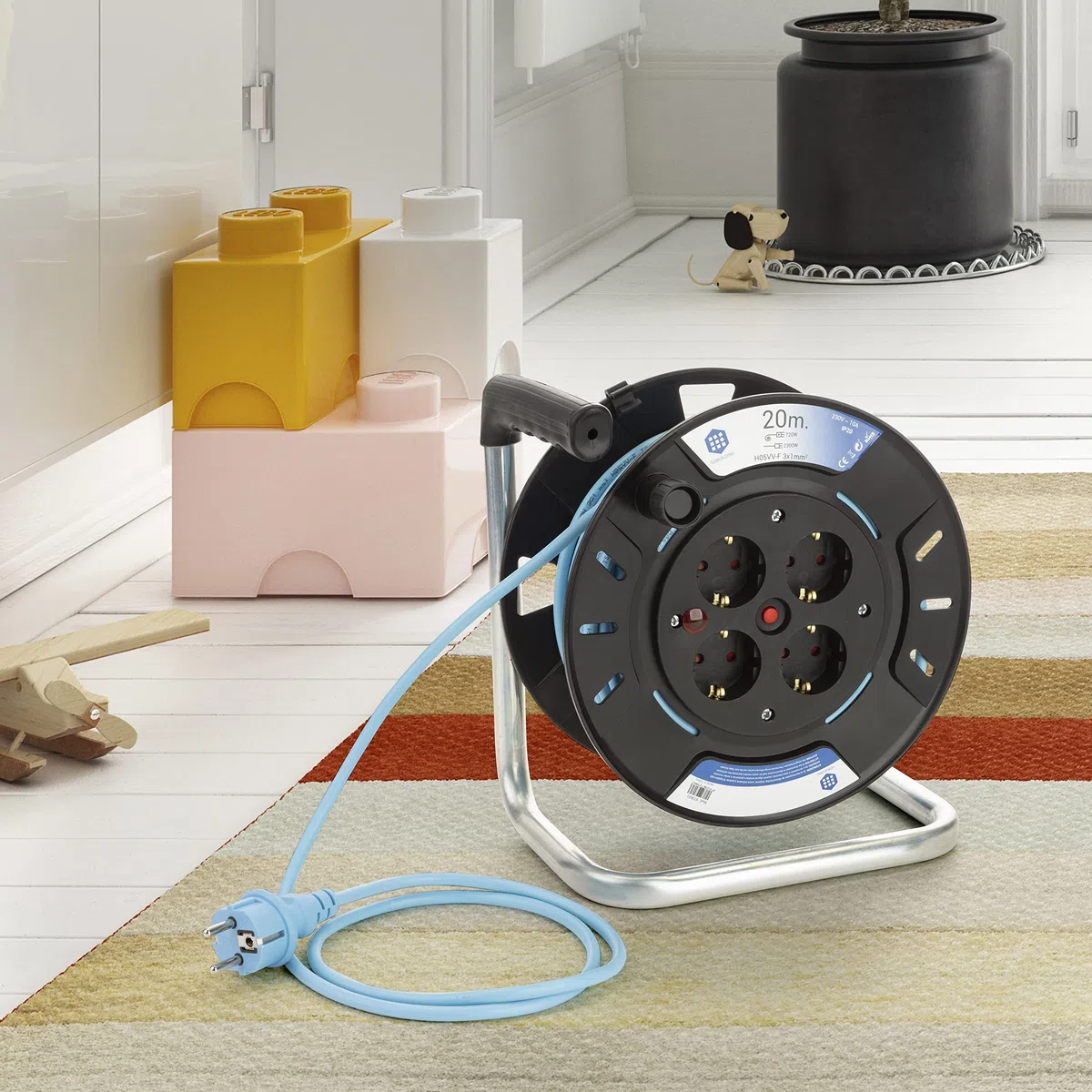 Alargador Enchufe 20 Metros - Alargadera Enrollable 20 Metros, Extensible Eléctrico IP20, Regleta Enrollable 4 Enchufes, 2300W, 230V, Cable 1mm, Enchufe Schuko Tipo F, 24x15x26 cm