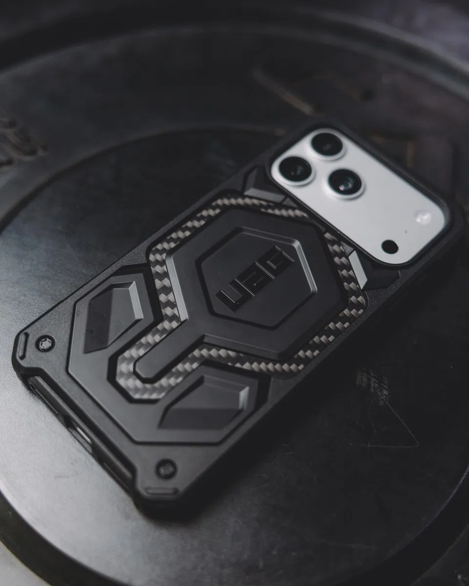 Urban Armor Gear Monarch Pro Funda Compatible con Apple iPhone 17 Pro Max Carga Inalámbrica Magnética Protección 5 Capas Fibra de Carbono