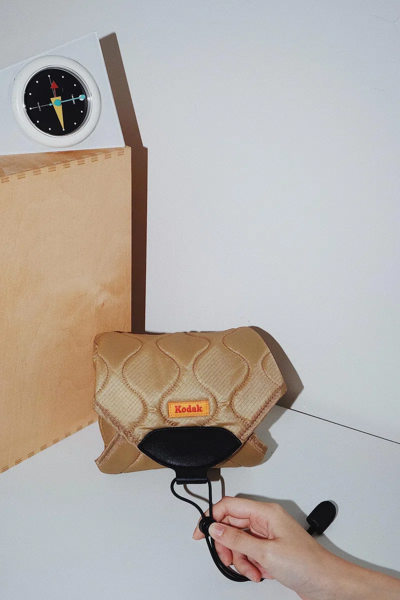KODAK Camera Wrap Envoltura para Cámaras Tamaño L 38,5 x 38,5 cm - Paño Protector Resistente al Agua, antiarañazos y sin Polvo como protección para cámara SLR, teleobjetivo (Negro) [UN artículo]