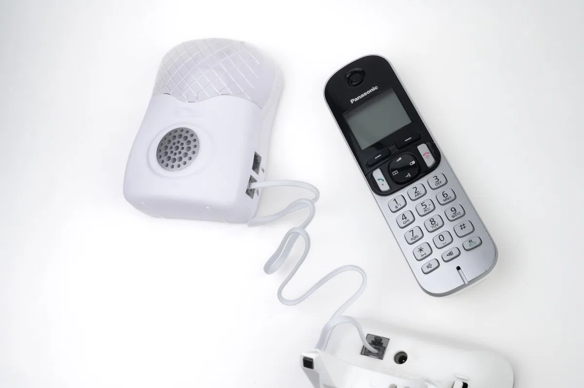 Amplificador de timbre telefónico VOCA: Aumenta hasta 120 dB con potente luz LED estroboscópica de notificación para teléfonos fijos. Se puede montar en la pared. Ideal para entornos ruidosos y con di