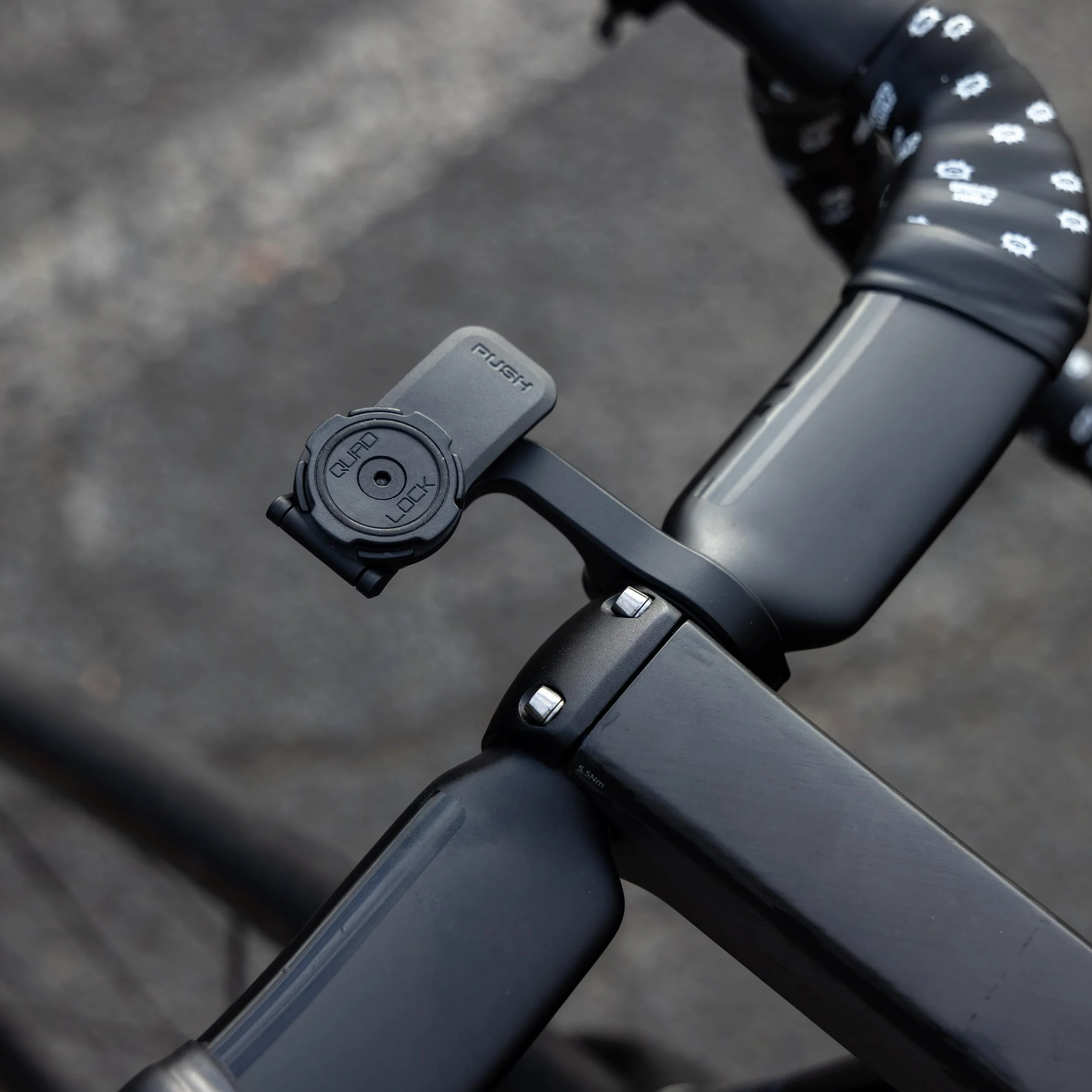 QUAD LOCK Soporte Frontal Pro (V2) de Teléfono para Manillar de Bicicleta Compatible con iPhone Galaxy Pixel y Adaptador Universal