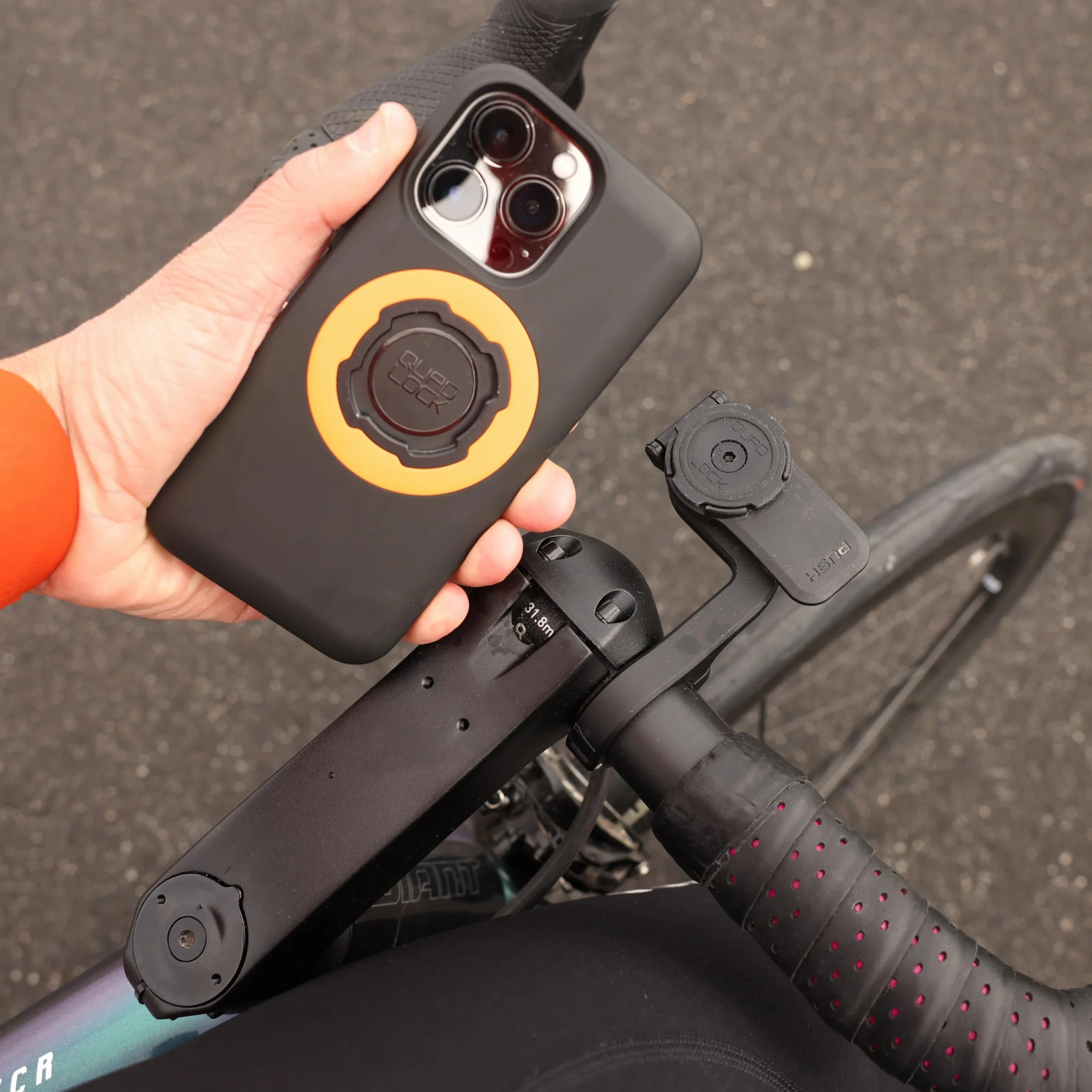 QUAD LOCK Soporte Frontal Pro (V2) de Teléfono para Manillar de Bicicleta Compatible con iPhone Galaxy Pixel y Adaptador Universal