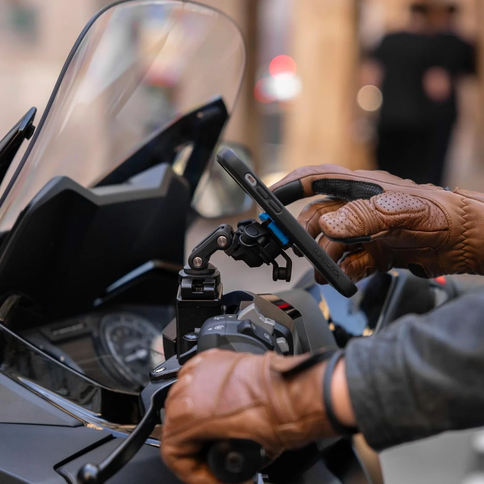 Quad Lock Soporte de teléfono para motocicleta/scooter/ciclomotor con depósito de líquido de frenos para iPhone, Galaxy, Pixel y adaptadores universales