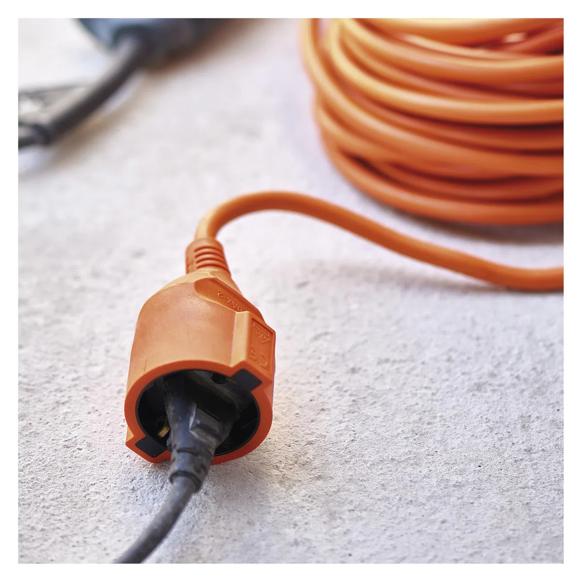 EMOS - Cable alargador IP20 de 15 m - 1 Enchufe Schuko - 230 V, 16 A, 3680 W - Aislamiento de PVC H05VV-F3G 1,5 mm2 - Protección táctil Mejorada - para Uso en Interiores - Naranja